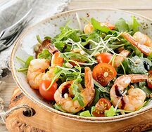 Салат с рукколой и креветками