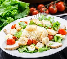 Салат Цезарь с курицей