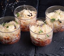 Мини-салат с куриной грудкой горячего копчения, томатами и морковью