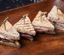 Мини-сэндвичи с бужениной, бочковыми огурчиками и миксом салатов