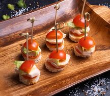 Канапе с куриной грудкой горячего копчения, морковью и томатами Черри