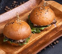 Мини-бургеры с бужениной, красным луком и бочковыми огурчиками