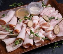 Мясная нарезка карбонада, свиной грудинки и домашней ветчины