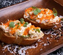 Брускетты со снежным крабом, соусом Спайси и икрой Масаго