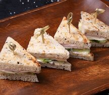Мини-сэндвичи с куриной ветчиной, сыром и свежими огурчиками