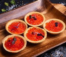Тарталетки с красной икрой и творожным сыром