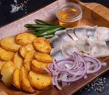 Сельдь пряного посола с запеченным картофелем, луком и горчичным маслом