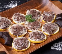 Лимонная нарезка с горьким шоколадом и сыром Пармезан