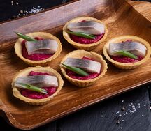 Тарталетки с муссом из печеной свеклы и атлантической сельдью