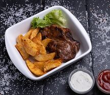 Стейк из свиной шеи с картофелем по-деревенски