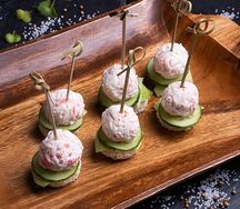Канапе со снежным крабом, творожным сыром и свежими огурцами