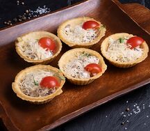Тарталетки с грибами, куриной грудкой горячего копчения и сыром