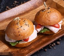 Мини-бургеры с карбонадом, фирменным соусом, томатами и салатом