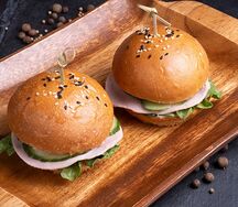 Мини-бургеры с ветчиной, свежим огурцом и чесночным соусом