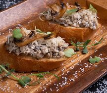 Брускетты с жюльеном из куриной грудки и грибов в сливочном соусе