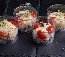 Мини-салат с куриной грудкой, шампиньонами и сыром Гауда