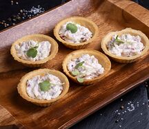 Тарталетки с копченой куриной грудкой и бочковыми огурчиками