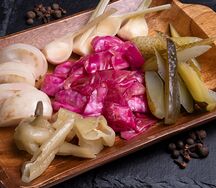 Бочковые томаты, огурцы, пелюстка, чеснок и горький перец