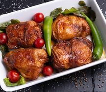 Запеченые маринованные куриные бедрышки филе