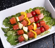 Шашлычки из филе лосося с овощами