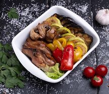 Куриные бедрышки с овощами гриль