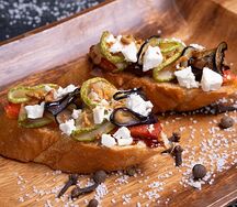 Брускетты с печеными овощами и сыром Фета
