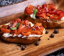 Брускетты с печеным перцем, творожным сыром и кунжутом