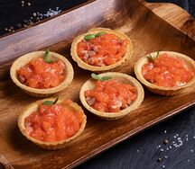 Тарталетки с семгой и сливочно-чесночным муссом