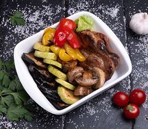 Стейк из свиной шеи с овощами гриль