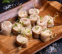 Рулетики из блинчиков с куриной ветчиной и сыром