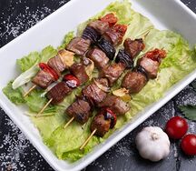 Шашлычки из свиной шеи с овощами
