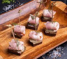Канапе на бородинском хлебе с беконом и бочковыми огурчиками