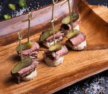 Канапе на пшеничном хлебе с говяжьим ростбифом и корнишонами