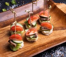 Канапе с говяжьим языком, свежими огурцами и томатами Черри