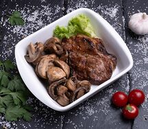 Стейк из свиной шеи с шампиньонами гриль