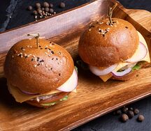 Мини-бургеры с куриной котлетой, сыром Чеддер, томатами и салатом