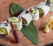 Ролл с крабом, лососем и понзу