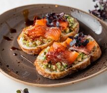 Брускетта с лососем