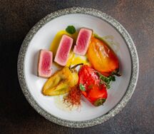 Стейк из тунца с печёным перцем