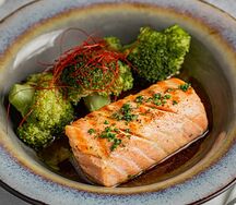 Стейк из лосося с брокколи