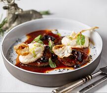 Медальоны из говяжьей вырезки с голубикой