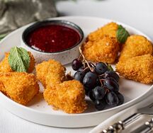 Теплый камамбер с малиновым соусом