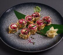 Теплый ролл с лососем