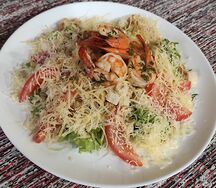 Салат Цезарь с креветками