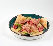 Салат с беконом и крутонами