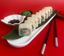 Калифорния с крабом в кунжуте 
