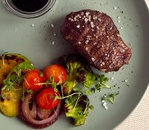 Стейк из телятины с овощами