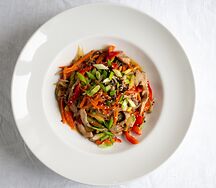 Wok со свининой и овощами
