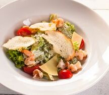 Салат Цезарь с тигровыми креветками