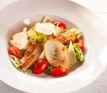 Салат цезарь с курицей